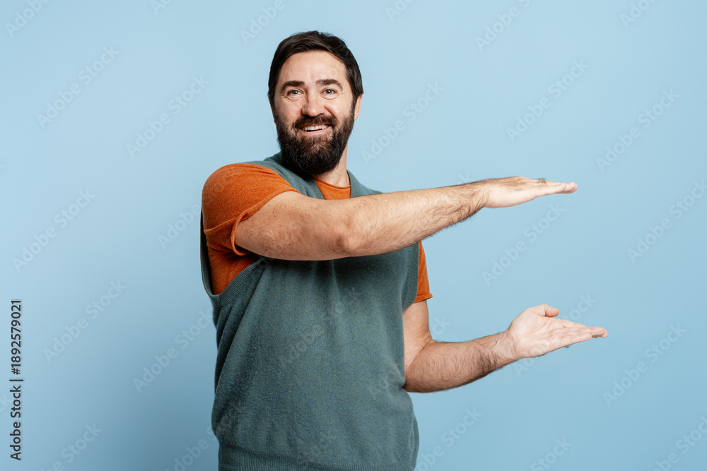 Naklejka premium Happy, smiling bearded man wearing casual clothes showing frame with hands