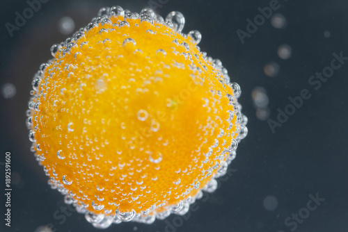 水に浮かぶ気泡の付いたキンカンの接写