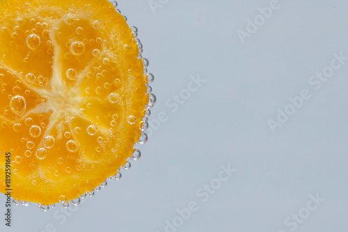 水に浮かぶ気泡の付いたキンカンの接写