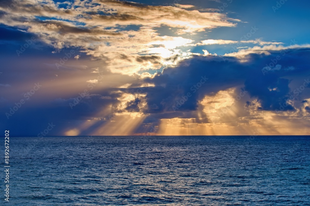 Obraz premium Colorful sunset sky on the horizon above sea surface