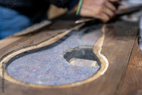 Foto Miroitier professionnel remplaçant les verres d’une très vieille pendule au bois fortement abîmé, mettant en valeur un travail de restauration artisanale sur un objet patrimonial