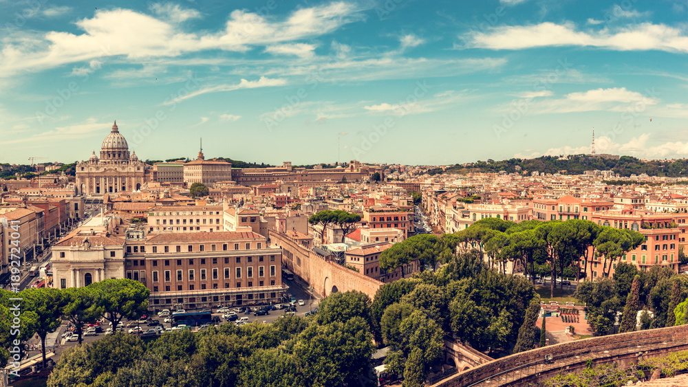 Obraz premium Panoramic view of Rome, Italy, showcasing St. Peter's Basilica and cityscape