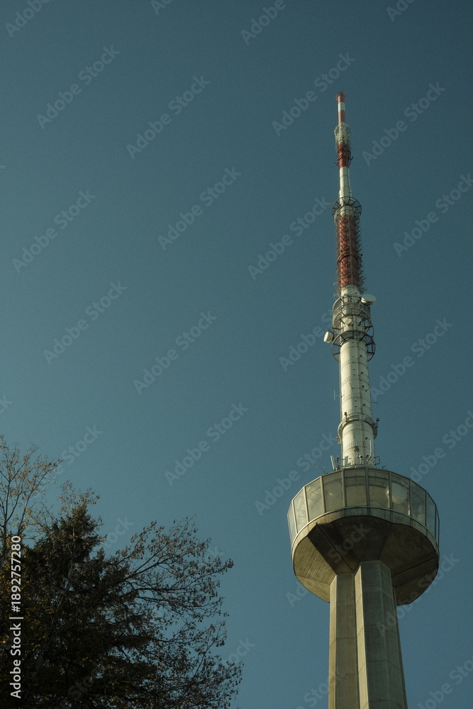 Obraz premium Moderner Sendeturm vor klarem Himmel – Telekommunikation und Technik