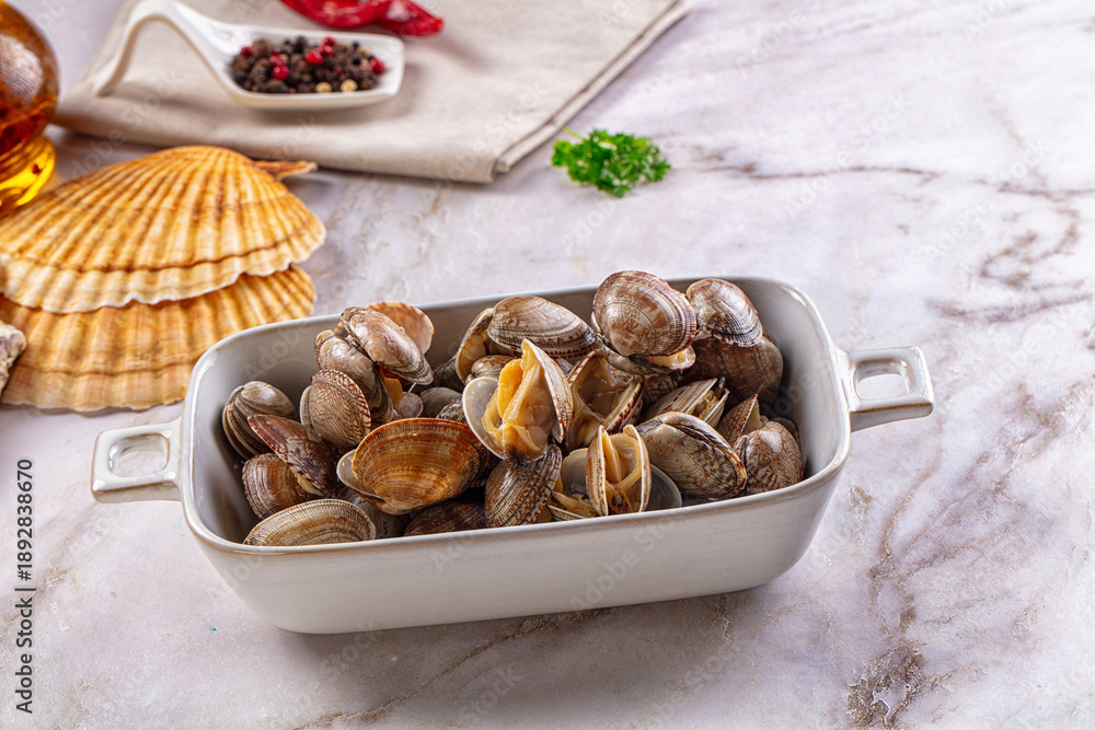 Fototapeta premium Steamed vongole clams with spices