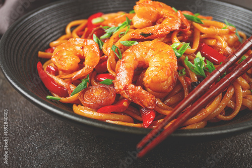 Quadro em tela udon stir-fry shrimp noodles with red bell pepper and green onion, served in a b