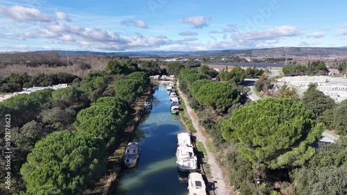 Port la Robine à Sallèles d'Aude, sur le canal du Midi.