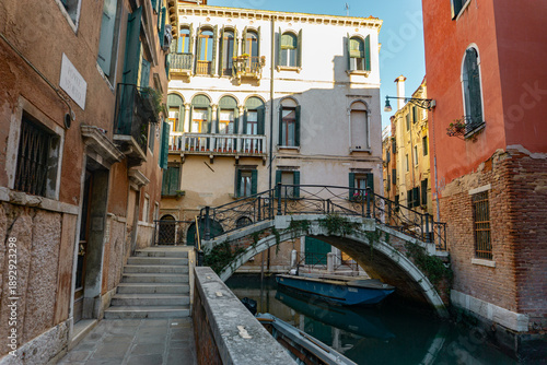 Foto Empty canal with bridge and historic buildings in Venice, Italy