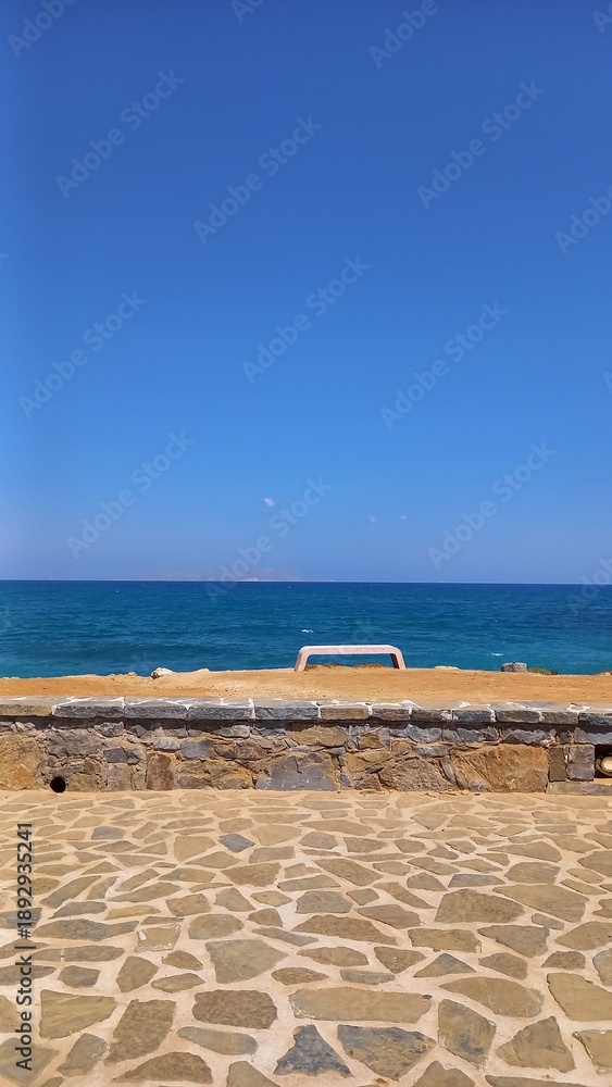 Fototapeta premium Blue ocean horizon with clear sky and copy space
