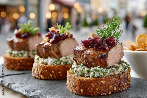  Pequeñas tostadas crujientes con trozos de carne asada, crema de hierbas y brotes verdes servidas sobre una tabla oscura. En el fondo se ven luces cálidas de restaurante y un ambiente acogedor de cen
