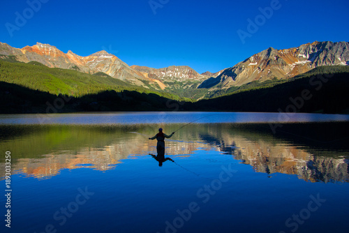 Foto A man fly fishing in a beautiful alpine lake in Colorado