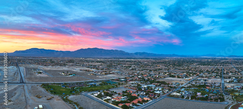 Foto Aerial Las Vegas Suburbs Desert Landscape and Mountains at Golden Hour Panorama