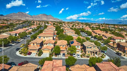 Bild auf Leinwand Aerial Las Vegas Residential Neighborhood With Mountain Backdrop And Blue Sky
