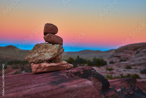 Fotografie Red Rock Canyon Cairn at Golden Hour with Guardian Angel Rock Stack and Sunset S