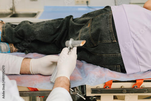 Εκτύπωση καμβά Patient examination by proctologist using anorectal diagnostic light