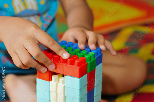 children building Lego

