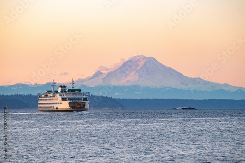 Obraz na plátně Two Washington state ferries at sunrise with Mount Rainier in the background