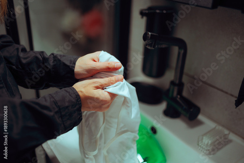 Fotografia Woman Hand Washing a Stained White Laundry in the Sink