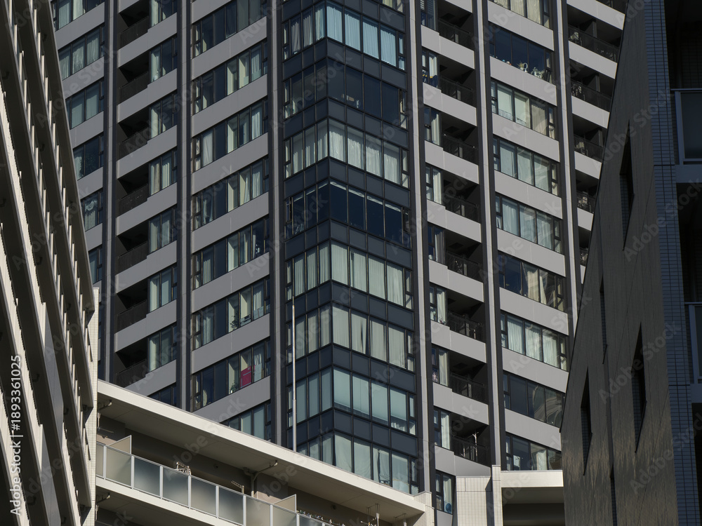 Fototapeta premium 都市に立ち並ぶ高層住宅ビル