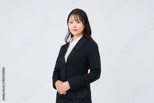 スーツ姿の女性と白背景