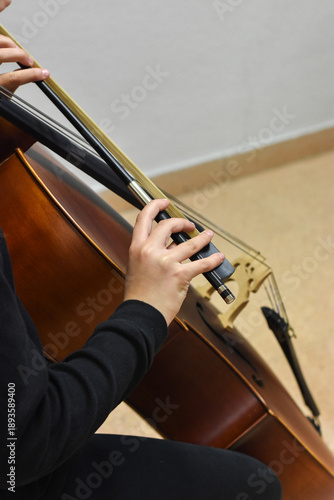 dando clases de violonchelo