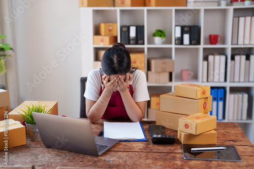 Foto Young Asian woman covering face with hands showing frustration and feeling overw