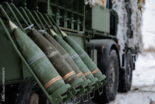 Foto 155 mm artillery shells for the Bogdana installation are inserted into the ammun