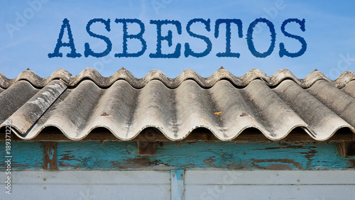 Tableau sur toile DANGEROUS ASBESTOS ROOFING MATERIAL ON OLD BUILDING - WEATHERED CORRUGATED CEMEN