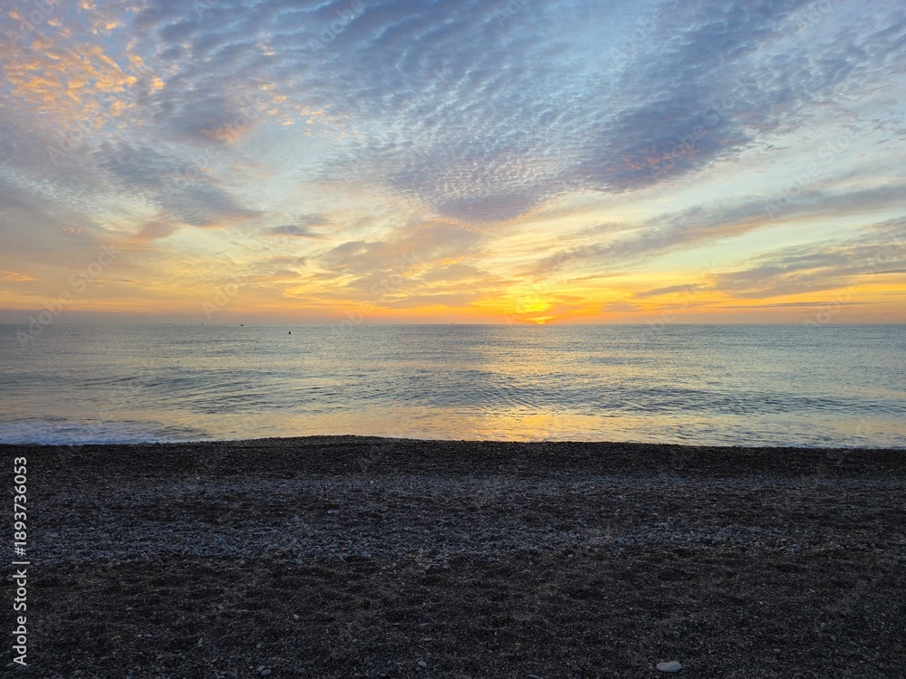 Obraz premium Amanecer tranquilo sobre el mar Mediterráneo