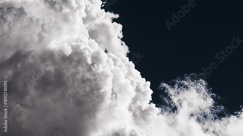 空に浮かぶ雲と青い空の一部が見える