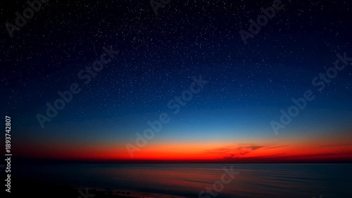 夕暮れ時の海と星空の景色が広がる場所