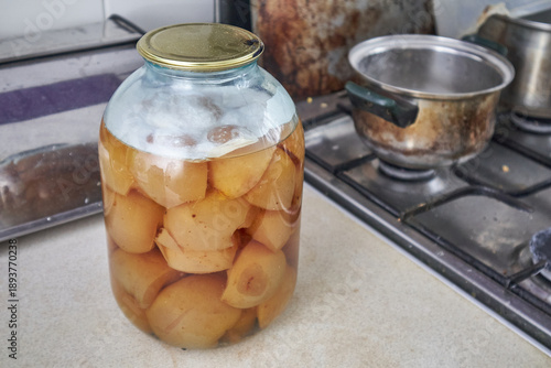 Foto Moldy fermented fruit in glass jar as food spoilage concept