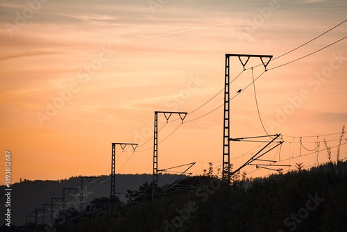Foto Zugoberleitung vor dem Abendhimmel