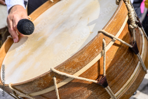 Tableau sur toile The texture of an old drum skin and ropes during a musical performance