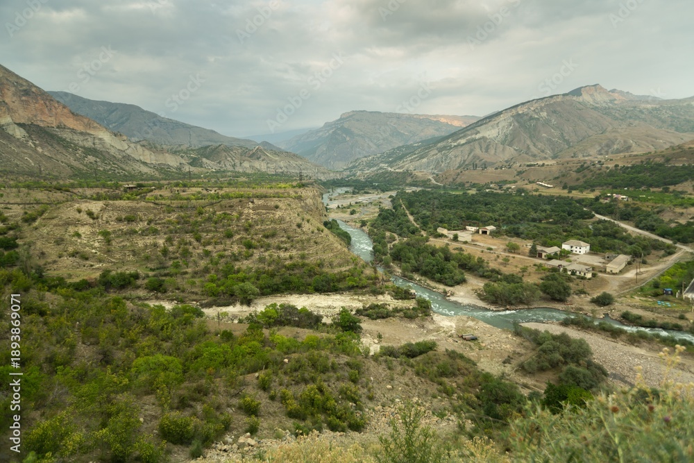 Obraz premium Mountain landscape valley panorama and elevator