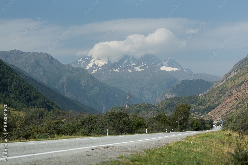 Obraz premium Winding to mountain peaks. Beautiful mountain landscape.