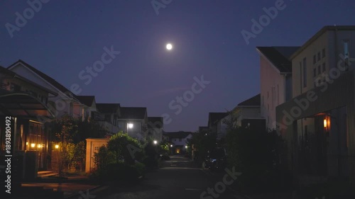 夜の静かな住宅街の家並み