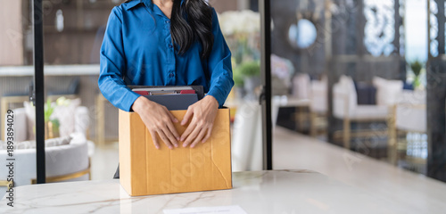 Foto Quit Job asian business woman sending resignation letter and packing Stuff Resign Depress or carrying business cardboard box in office