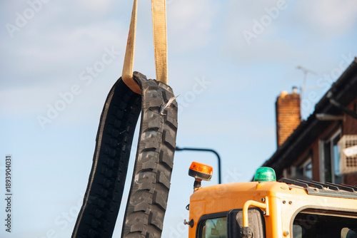 Φωτογραφία Construction machinery excavator repaired by mechanic and new rubber track being