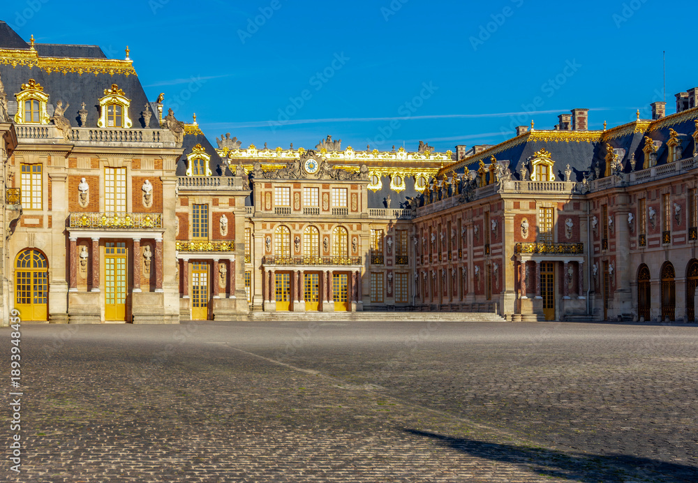 Obraz premium Court of Honor (Cour d’Honneur) in Versailles palace outside Paris, France