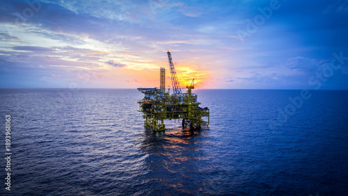 Принти на полотні sunset over the oil and gas platform