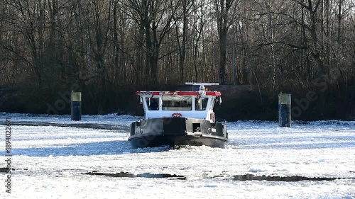 Eisbrecher BIBER zerkleinert Eis auf der Elbe bei Geesthacht	
