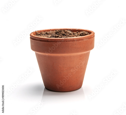Blumentopf  aus Terracotta freigestellt auf weissem Hintergrund