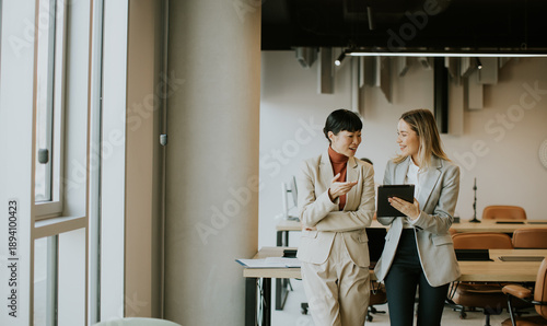 Women discuss ideas in mode...