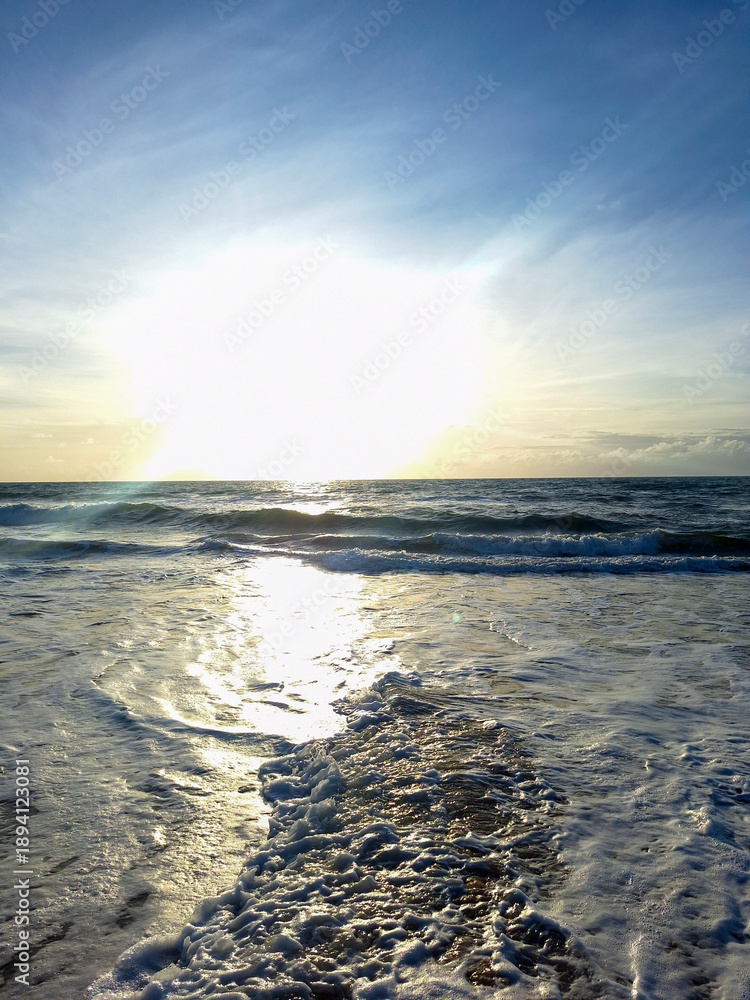 Obraz premium Sun Reflection on Ocean Waves at Sunrise