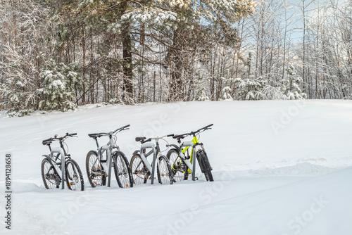 Cuadro en lienzo Four bicycles parked in a bicycle parking lot. Winter, deep snow.