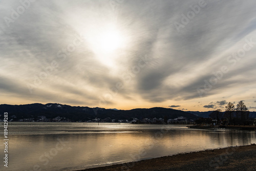 冬の諏訪湖に広がる夕景と御神渡り