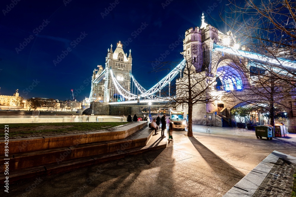 Obraz premium London, England, UK - January 24, 2026 - The Tower Bridge and the Potters Field Park on a Saturday Evening in Winter