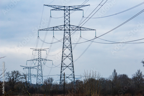 Wallpaper Mural Alignement de pylônes haute tension Torontodigital.ca