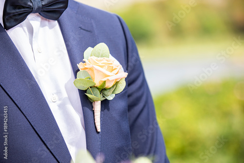 Konstfotografi groom with flowers