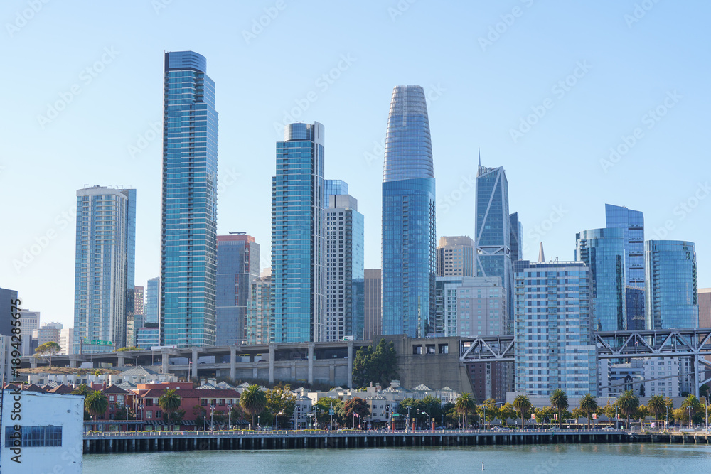 Obraz premium View of San Francisco from a tour boat in the middle of the bay, capturing the city skyline, waterfront, and iconic landmarks. Scenic perspective from the water, ideal for travel, tourism, and maritim